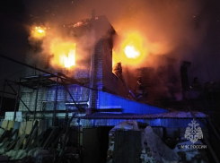 Двоих в морг, одну в больницу: частные дома на Радиальной в Самаре тушили 100 человек