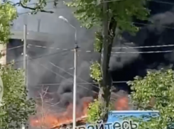 На улице Вольской в Самаре сильный пожар: горят надворные постройки