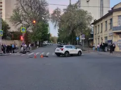 В Самаре 18-летняя девушка на кроссовере сбила 22-летнего мопедиста