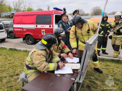 Чёрный, чёрный дым: пожар в автосалоне на главном шоссе Самары тушили 90 спасателей