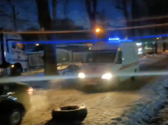 На улице Нагорной из-за ямы на дороге тротуар у детсада превратили в проезжую часть