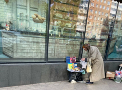 «Сынок, купи книжку, умнее станешь!»: самарская старушка нашла альтернативу милостыне