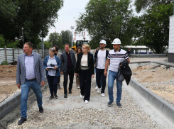 Елена Лапушкина проверила ход строительства детсада и бассейна в Самаре