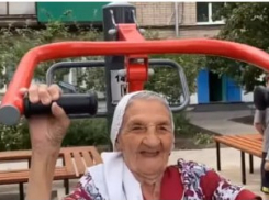 Баба Шура из Сызрани в 93 года качает бицепсы на тренажёре во дворе своего дома
