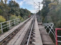 Опубликовано видео с места ЧП на железнодорожном мосту в Кинеле