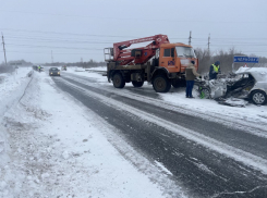 Двое взрослых погибли, двое детей в больнице: в Кинель-Черкасском районе «КАМАЗ» врезался в «Мазду»