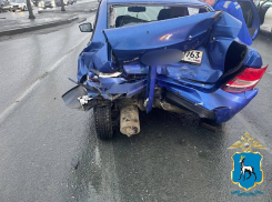 В Самаре Changan Alsvin врезался в стоящую на светофоре LADA Granta