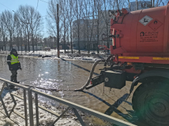 Власти Самары и Тольятти рассказали, как проводят откачку воды на улицах