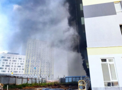 Едкий дым на весь район: в Самаре два часа тушили пожар на складе пенопласта
