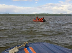 На Волге потерпела бедствие резиновая лодка с двумя детьми на борту