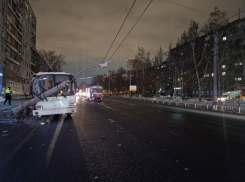 В Самаре автобус с пассажирами врезался в столб