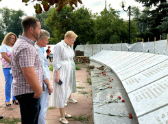 Елена Лапушкина проверила ход капитального ремонта памятника воинам-самарцам, погибшим в локальных войнах