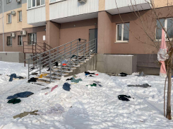 «Развод по-Волгарски»: в Самаре мужчина выбросил с балкона женскую одежду 