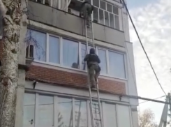 «Во все тяжкие по-самарски»: в сети появилось видео, как спецназовцы штурмуют квартиру наркодилера