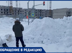 В районе Кошелев парк выезд на дорогу заблокировала огромная гора снега