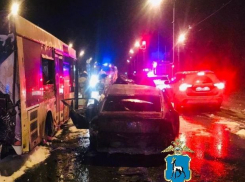 На Волжском шоссе иномарка врезалась в автобус и загорелась