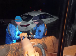 В Самарской области такси вместе с пассажиркой унесло в реку 