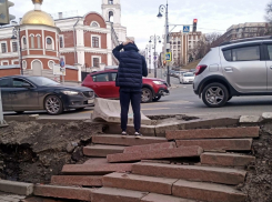 Течёт уже третью неделю: потоки воды разбили лестницу в центре Самары 