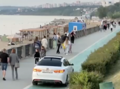 Полиция задержала водителя, разъезжающего на авто по пешеходной зоне на самарской набережной