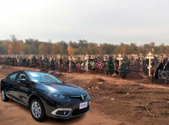 На похоронах тёщи машина зятя провалилась под землю на самарском кладбище