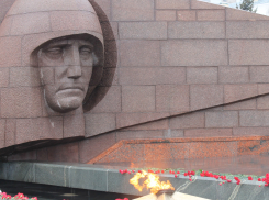 Молодой человек осквернил Вечный огонь горельефа «Скорбящей Матери-Родине» в Самаре