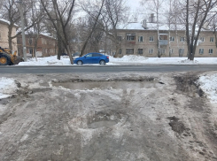 «Вот это ямка!»: в Советском районе самарцы не могут проехать во двор