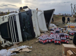 Под Самарой перевернулся грузовик с лимонадом