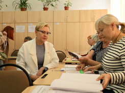 Василенко – без шарфика, Азаров – без Хинштейна, Ренц – с родителями: кто отметился на выборах в первый день