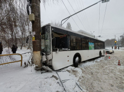 В Тольятти автобус с 25 пассажирами врезался в столб