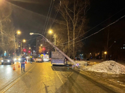 В Самаре неуправляемый автобус с десятками пассажиров снёс бетонный столб