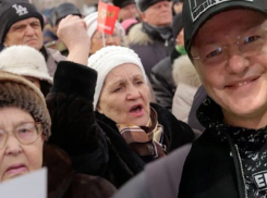 Пока карты заблокированы, старики в Самаре покорно платят в транспорте наличными