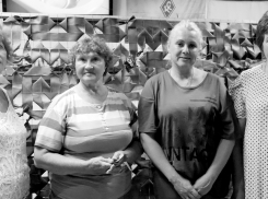 «Дышать тут тяжело и долго находиться невозможно»: в Самаре пожилые волонтёры плетут маскировочные сети в «бункере»