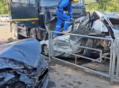 Пробили два забора: в Самаре бетономешалка раздавила «Hyundai» и «Ладу»
