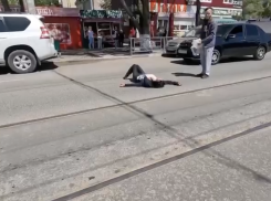 «Хорошие бабы на дороге не валяются!»: нетрезвая девушка перекрыла движение на Аэродромной в Самаре