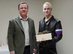 Самолёт от губернатора: Дмитрий Азаров подарил Шаману ценный сувенир