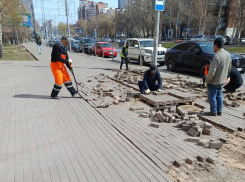 «В связи с усталостными разрушениями»: в Минтрансе объяснили, зачем на Ново-Садовой перекладывали новую плитку