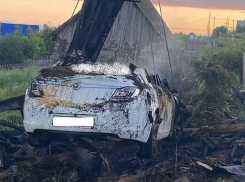 Погибли пятеро: врезавшись в жилой дом, авто вспыхнуло факелом в райцентре Самарской области