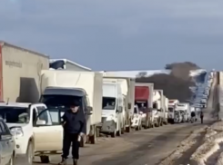 Обстановка на трассе М-5 под Сызранью остаётся сложной: стоят все полосы, фуры вытаскивают тракторами