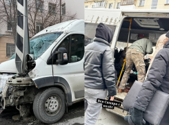 В центре Самары микроавтобус с пассажирами врезался в столб 