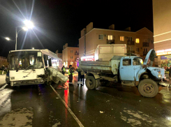 Летел по встречной: в Самаре автобус без тормозов протаранил самосвал, фуру и ещё 4 авто