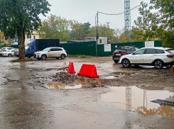 В Самаре большегрузы со стройки разрушили отремонтированную недавно дорогу