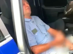 В сети появилось видео водителя-наркомана, который устроил секс-оргию в машине ДПС