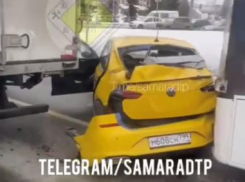 Легковушку зажало между грузовиком автобусом на кольце Аврора и Московское шоссе 