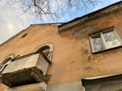 На улице Авроры в Самаре с балконов падают кирпичи