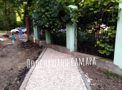 Тротуар, который давно просили самарцы, проложили прямо в стену церкви