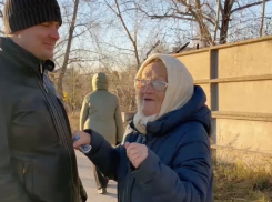 Весёлая бабушка в Шлюзовом спела трогательную песню о родном районе