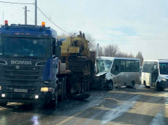 Сердечный приступ? Под Самарой рейсовый автобус протаранил фуру и экскаватор