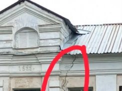 В коридоре школы на Мехзаводе обрушилась крыша, видео происшествия опубликовали в соцсетях