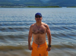 Губернатор Азаров в оранжевых трусах нарушил запрет мэра Самары Лапушкиной на купание на неофициальных пляжах