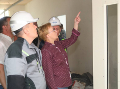 «На постоянном контроле»: Елена Лапушкина проверила ход строительства бассейна и детского сада